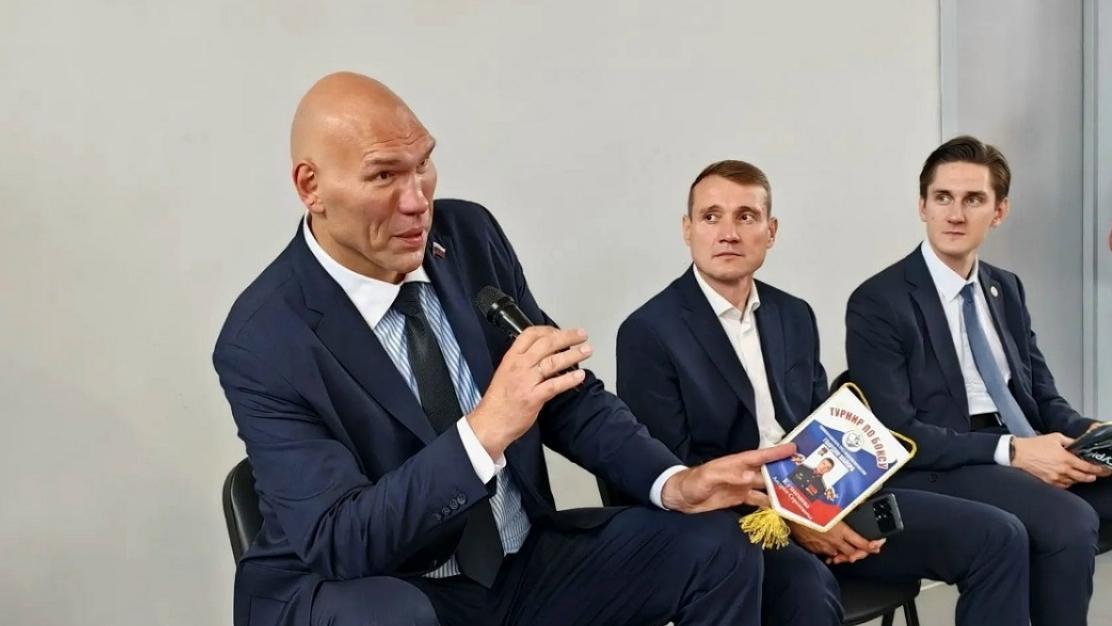 Легенда спорта Николай Валуев встретился с юными спортсменами в Рузаевке